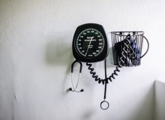 La comunicación en crisis: análisis de los protocolos de emergencia durante catástrofes naturales black gauge