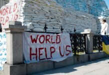 Crisis internacional obliga a aplazar encuentros clave de la Liga Endesa por segundo fin de semana consecutivo a sign on a fence