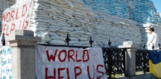 Crisis internacional obliga a aplazar encuentros clave de la Liga Endesa por segundo fin de semana consecutivo a sign on a fence