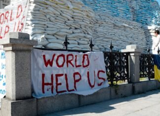 Crisis internacional obliga a aplazar encuentros clave de la Liga Endesa por segundo fin de semana consecutivo a sign on a fence