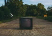 La televisión pública abraza el feminismo: RTVE programa contenido especial para conmemorar el Día de la Mujer black crt tv on brown soil