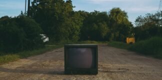 La televisión pública abraza el feminismo: RTVE programa contenido especial para conmemorar el Día de la Mujer black crt tv on brown soil