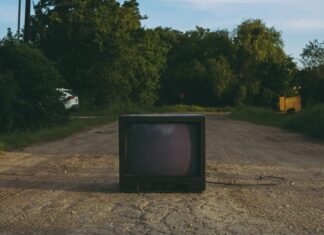 La televisión pública abraza el feminismo: RTVE programa contenido especial para conmemorar el Día de la Mujer black crt tv on brown soil
