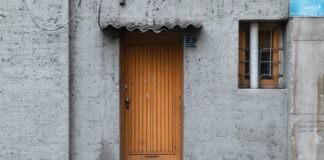 Crisis de acceso a la vivienda en España: cuando el sueño de la casa propia se convierte en una quimera generacional an old building with a yellow door and window