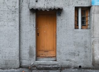 Crisis de acceso a la vivienda en España: cuando el sueño de la casa propia se convierte en una quimera generacional an old building with a yellow door and window