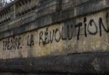 La Grada d’Animació revoluciona el ambiente del Camp Nou en una noche histórica graffiti on the side of a building reads la revolution