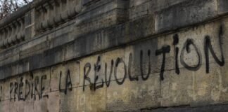 La Grada d’Animació revoluciona el ambiente del Camp Nou en una noche histórica graffiti on the side of a building reads la revolution