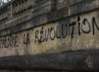 La Grada d’Animació revoluciona el ambiente del Camp Nou en una noche histórica graffiti on the side of a building reads la revolution