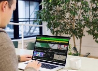 El arte cinético contemporáneo: cuando la tecnología abraza la poesía del movimiento A man sitting at a desk using a laptop computer