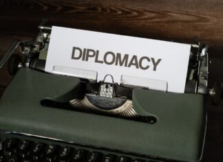 Tensión diplomática entre España y Estados Unidos por el uso de bases militares para deportaciones a close up of a typewriter with a piece of paper on it