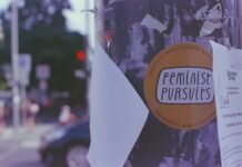 La fragmentación del movimiento feminista español se refleja nuevamente en las manifestaciones del 8M a close up of a sticker on a tree