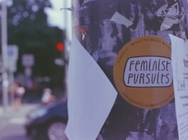 La fragmentación del movimiento feminista español se refleja nuevamente en las manifestaciones del 8M a close up of a sticker on a tree