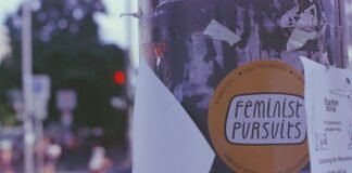 La fragmentación del movimiento feminista español se refleja nuevamente en las manifestaciones del 8M a close up of a sticker on a tree