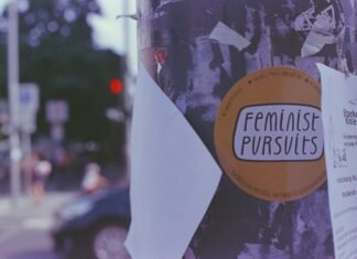 La fragmentación del movimiento feminista español se refleja nuevamente en las manifestaciones del 8M a close up of a sticker on a tree