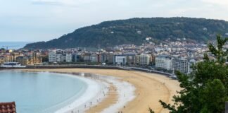 Euskadi consolida su crecimiento económico con un PIB que avanza el 2,3% en 2025 a view of a beach from a hill