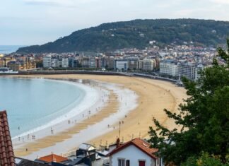 Euskadi consolida su crecimiento económico con un PIB que avanza el 2,3% en 2025 a view of a beach from a hill