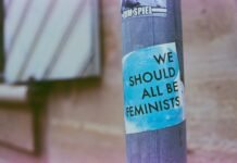 Las controversias del feminismo contemporáneo: cuando las voces críticas emergen desde dentro del movimiento a blue and white sign on a pole