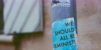 Las controversias del feminismo contemporáneo: cuando las voces críticas emergen desde dentro del movimiento a blue and white sign on a pole