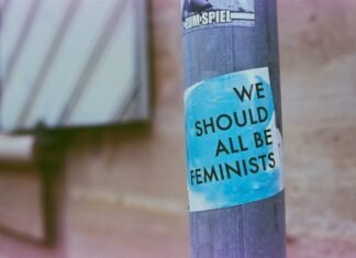 Las controversias del feminismo contemporáneo: cuando las voces críticas emergen desde dentro del movimiento a blue and white sign on a pole