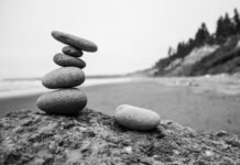 El Equilibrio Entre Tradición e Innovación en el Flamenco Contemporáneo five stack of stone fragments