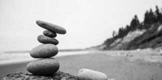 El Equilibrio Entre Tradición e Innovación en el Flamenco Contemporáneo five stack of stone fragments