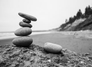 El Equilibrio Entre Tradición e Innovación en el Flamenco Contemporáneo five stack of stone fragments