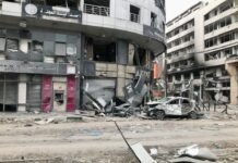 La escalada de violencia en Gaza: Un ciclo que se perpetúa sin solución a la vista a run down building with a bunch of debris on the ground