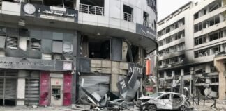 La escalada de violencia en Gaza: Un ciclo que se perpetúa sin solución a la vista a run down building with a bunch of debris on the ground