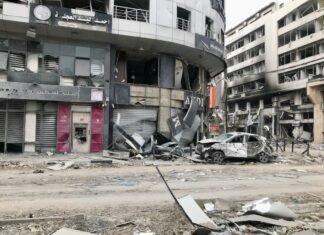 La escalada de violencia en Gaza: Un ciclo que se perpetúa sin solución a la vista a run down building with a bunch of debris on the ground