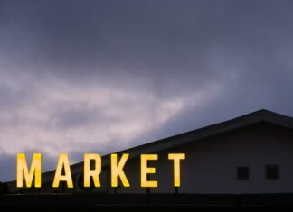 Nestea revoluciona el mercado de bebidas refrescantes con su innovadora línea de frutos rojos y açaí A sign that reads market on top of a building