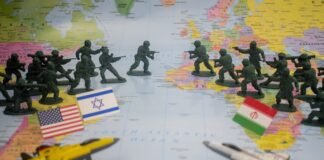 Tensiones geopolíticas en Oriente Medio: el impacto económico en España que preocupa a los expertos Toy soldiers and flags on world map