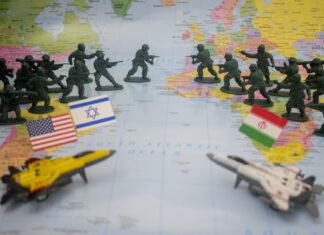 Tensiones geopolíticas en Oriente Medio: el impacto económico en España que preocupa a los expertos Toy soldiers and flags on world map