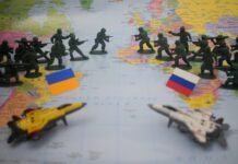 La diplomacia española refuerza lazos con Chile en encuentro protocolar de alto nivel Toy soldiers and jets face off on map.