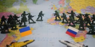 La diplomacia española refuerza lazos con Chile en encuentro protocolar de alto nivel Toy soldiers and jets face off on map.