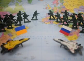 La diplomacia española refuerza lazos con Chile en encuentro protocolar de alto nivel Toy soldiers and jets face off on map.