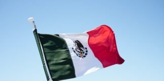 Las relaciones comerciales hispano-estadounidenses ante el nuevo panorama político de Washington red white and black flag