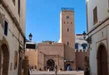 La estrategia de Marruecos para influir en el fútbol español: entre la diplomacia deportiva y la búsqueda de talento A moroccan landmark with arches and a clock tower.