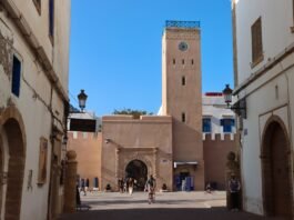 La estrategia de Marruecos para influir en el fútbol español: entre la diplomacia deportiva y la búsqueda de talento A moroccan landmark with arches and a clock tower.
