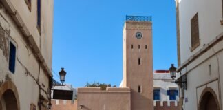 La estrategia de Marruecos para influir en el fútbol español: entre la diplomacia deportiva y la búsqueda de talento A moroccan landmark with arches and a clock tower.