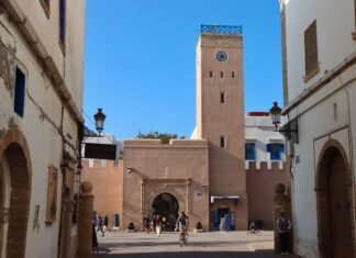 La estrategia de Marruecos para influir en el fútbol español: entre la diplomacia deportiva y la búsqueda de talento A moroccan landmark with arches and a clock tower.