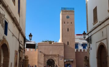La estrategia de Marruecos para influir en el fútbol español: entre la diplomacia deportiva y la búsqueda de talento A moroccan landmark with arches and a clock tower.