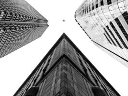 Estrategias Empresariales Divergentes: Cómo las Petroleras Europeas Enfrentan la Volatilidad Geopolítica del Oriente Medio grayscale photography of buildings