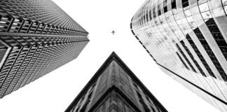 Estrategias Empresariales Divergentes: Cómo las Petroleras Europeas Enfrentan la Volatilidad Geopolítica del Oriente Medio grayscale photography of buildings