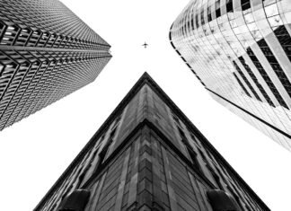 Estrategias Empresariales Divergentes: Cómo las Petroleras Europeas Enfrentan la Volatilidad Geopolítica del Oriente Medio grayscale photography of buildings