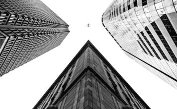 Estrategias Empresariales Divergentes: Cómo las Petroleras Europeas Enfrentan la Volatilidad Geopolítica del Oriente Medio grayscale photography of buildings