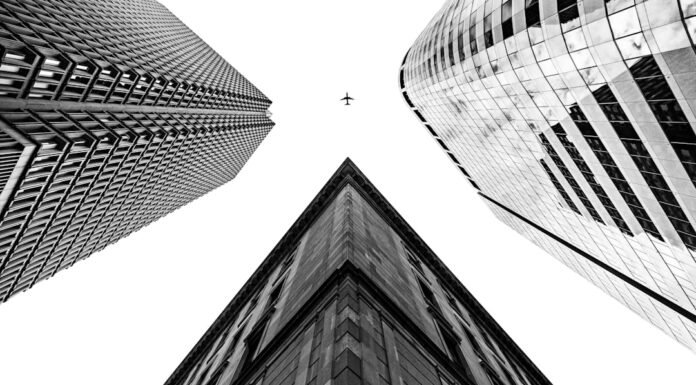 Estrategias Empresariales Divergentes: Cómo las Petroleras Europeas Enfrentan la Volatilidad Geopolítica del Oriente Medio grayscale photography of buildings