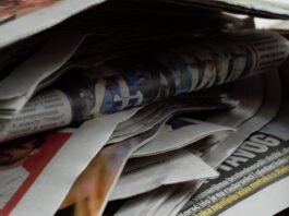 La reinvención política de los empresarios argentinos: entre el pragmatismo y la supervivencia a bunch of newspapers stacked on top of each other