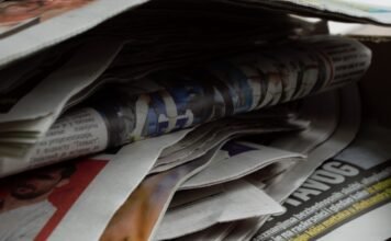 La reinvención política de los empresarios argentinos: entre el pragmatismo y la supervivencia a bunch of newspapers stacked on top of each other