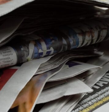 La reinvención política de los empresarios argentinos: entre el pragmatismo y la supervivencia a bunch of newspapers stacked on top of each other