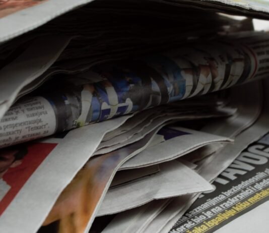 La reinvención política de los empresarios argentinos: entre el pragmatismo y la supervivencia a bunch of newspapers stacked on top of each other